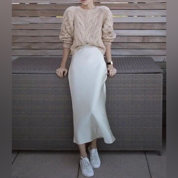 NWT Satin Mermaid Skirt In Champagne Size Medium - Picture 5 of 14